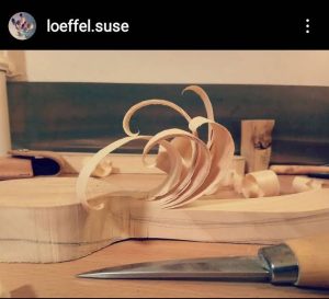 foto di @loeffel.suse sfoltita del legno in eccesso con coltello durante la realizzazione di un cucchiaio