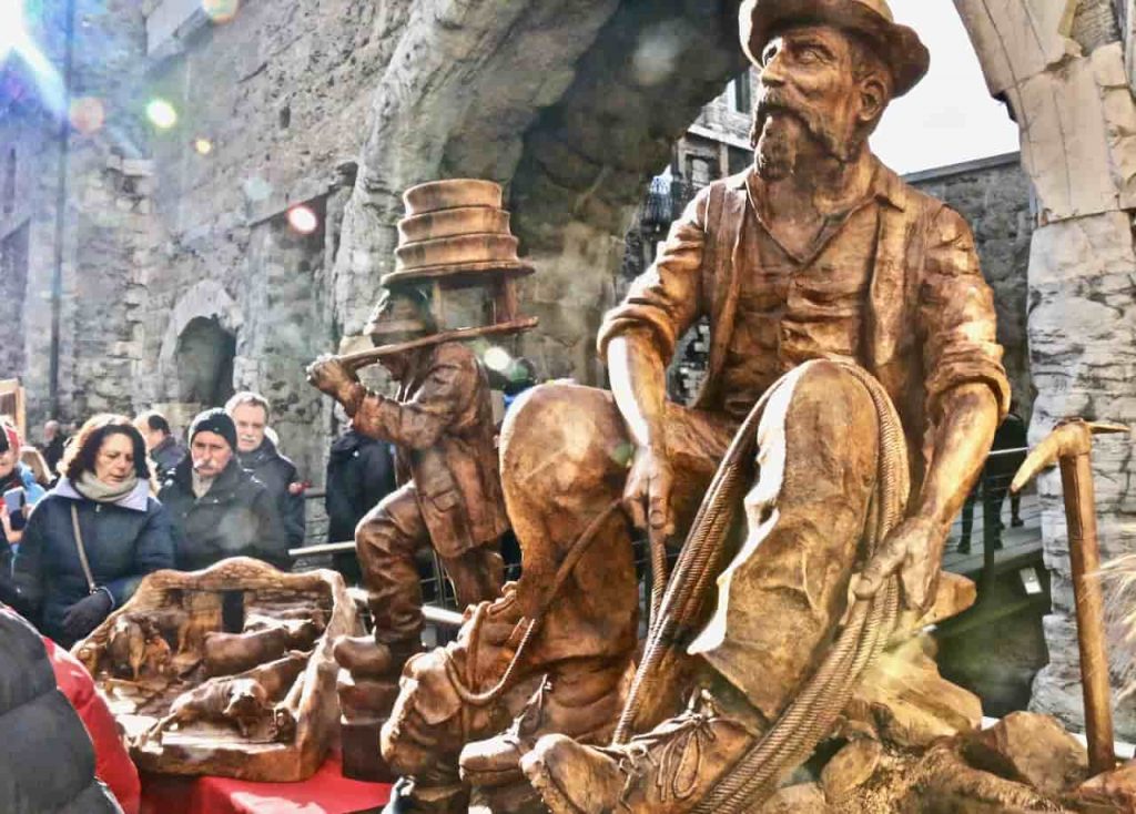Particolare della fiera di Sant'Orso dell'articolo Intaglio del Legno in Valle d’Aosta: Rifugio Mont Fallere