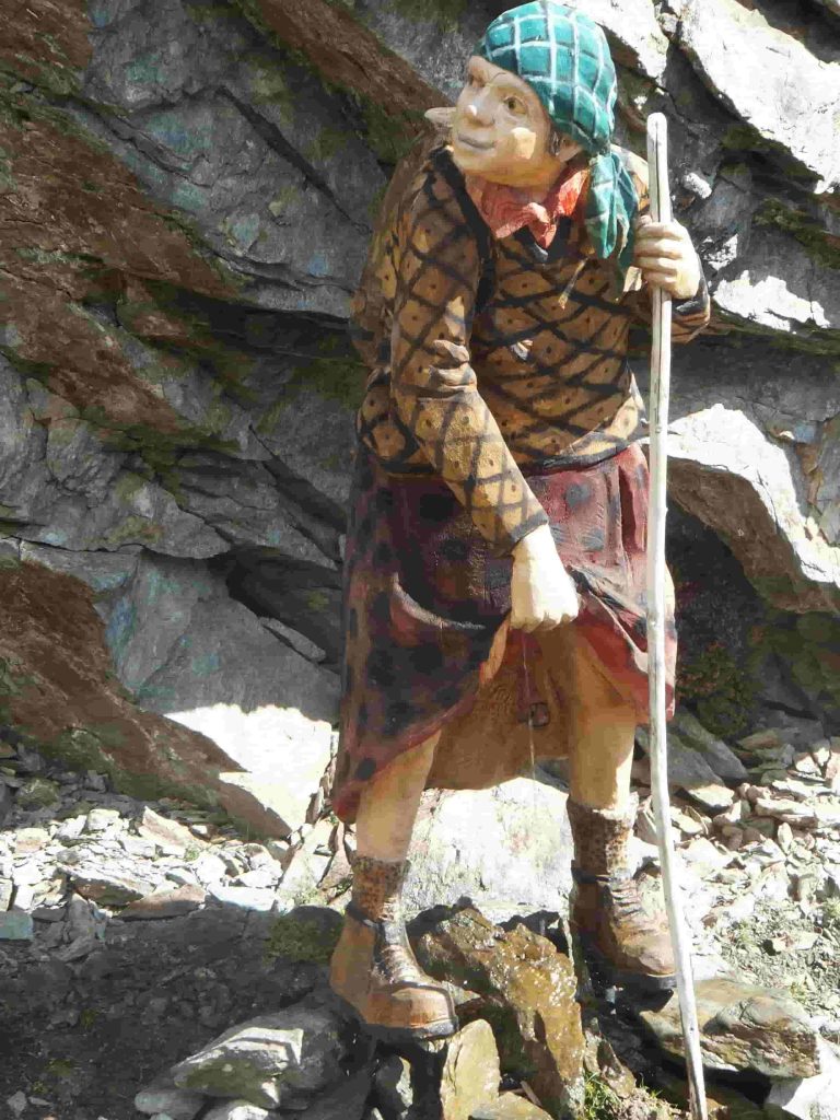 Statua di Siro nel percorso al rifugio Mont Fallere, articolo Intaglio del Legno in Valle d’Aosta: Rifugio Mont Fallere