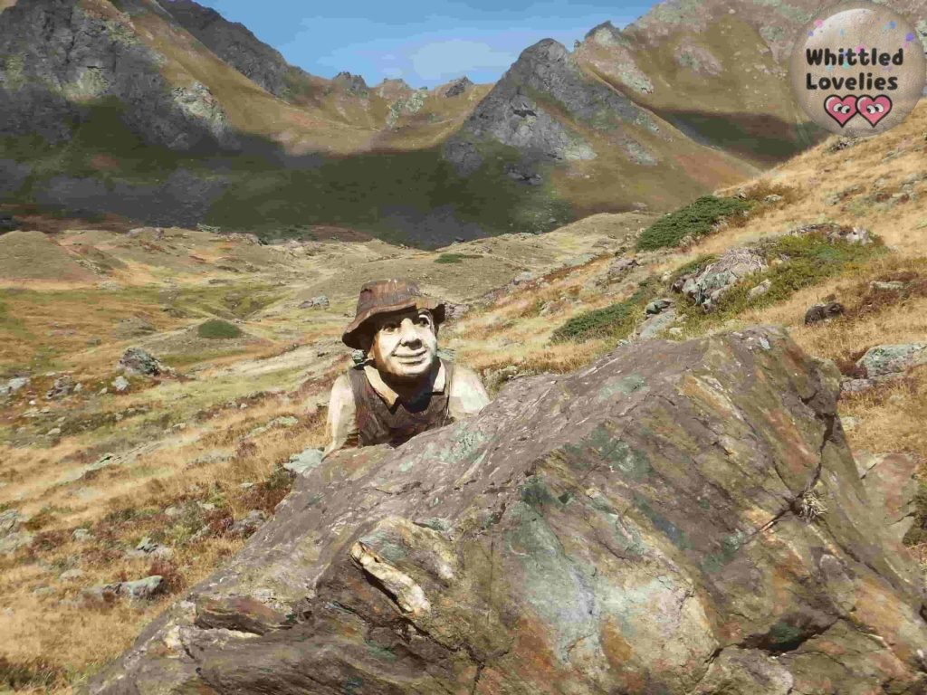 whittler doesn't go on holiday refuge mont fallere statue man with hat by Siro Vierin