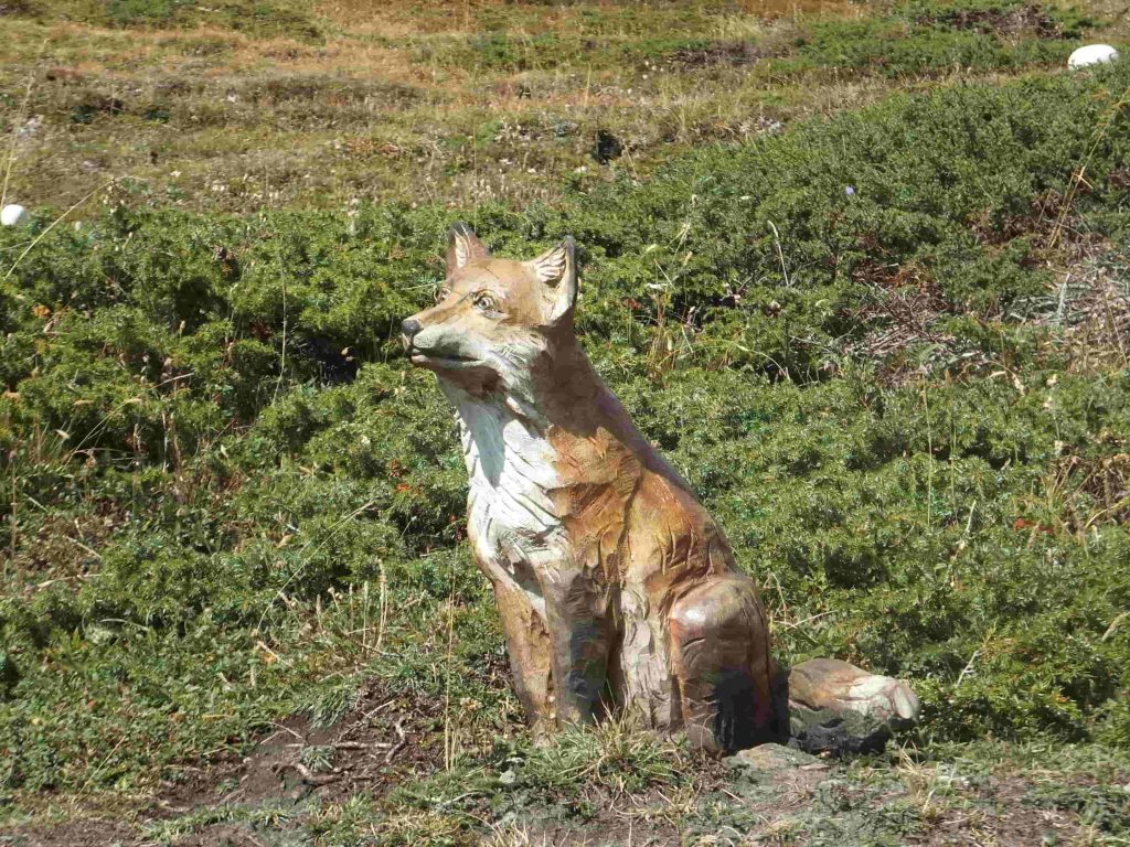 Statua nel percorso al rifugio Mont Fallere, articolo Intaglio del Legno in Valle d’Aosta: Rifugio Mont Fallere