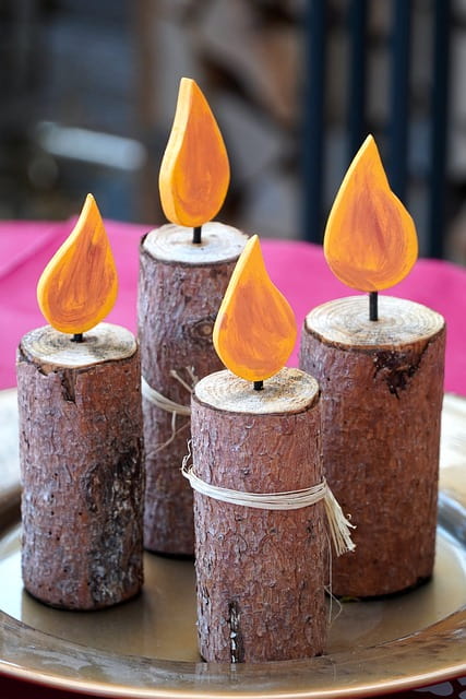 Christmas decorations: Candles made with wooden logs, photo by Mathias Böckel