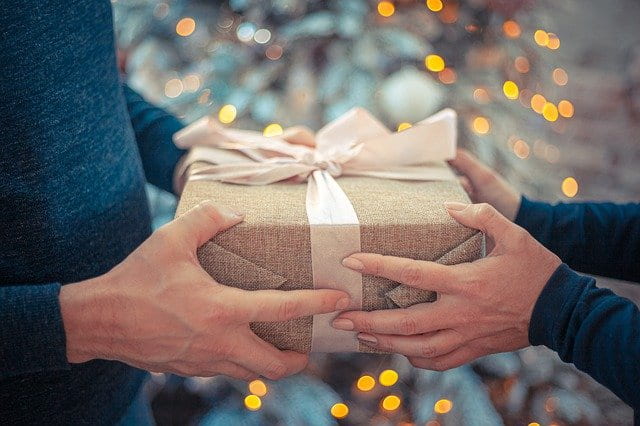 immagine di uno scambio regalo