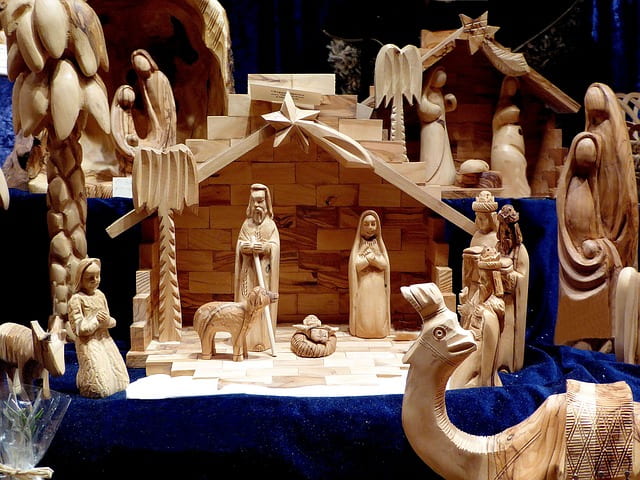 un presepe totalmente realizzato in legno