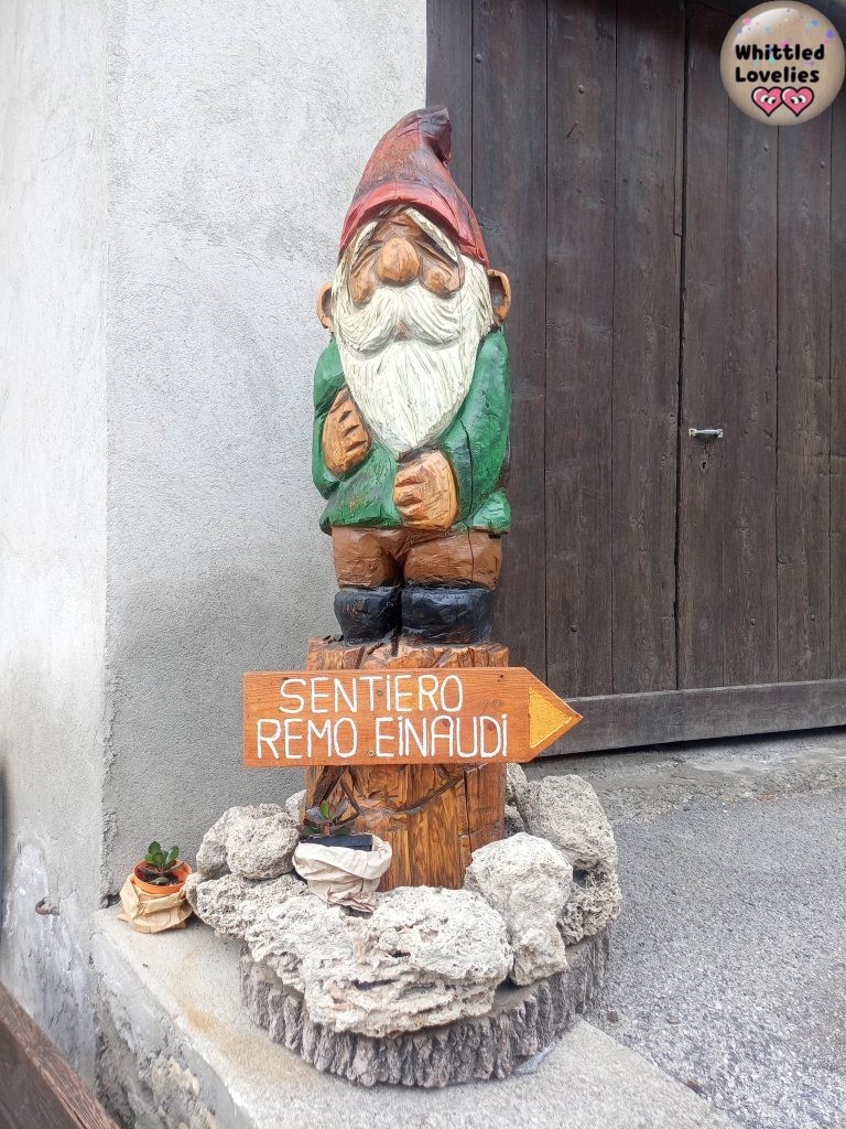The gnomes path: discovering the Maira Valley - A first gnome is waiting for us to show us the beginning of the gnome trail also known as the Remo Einaudi trail.