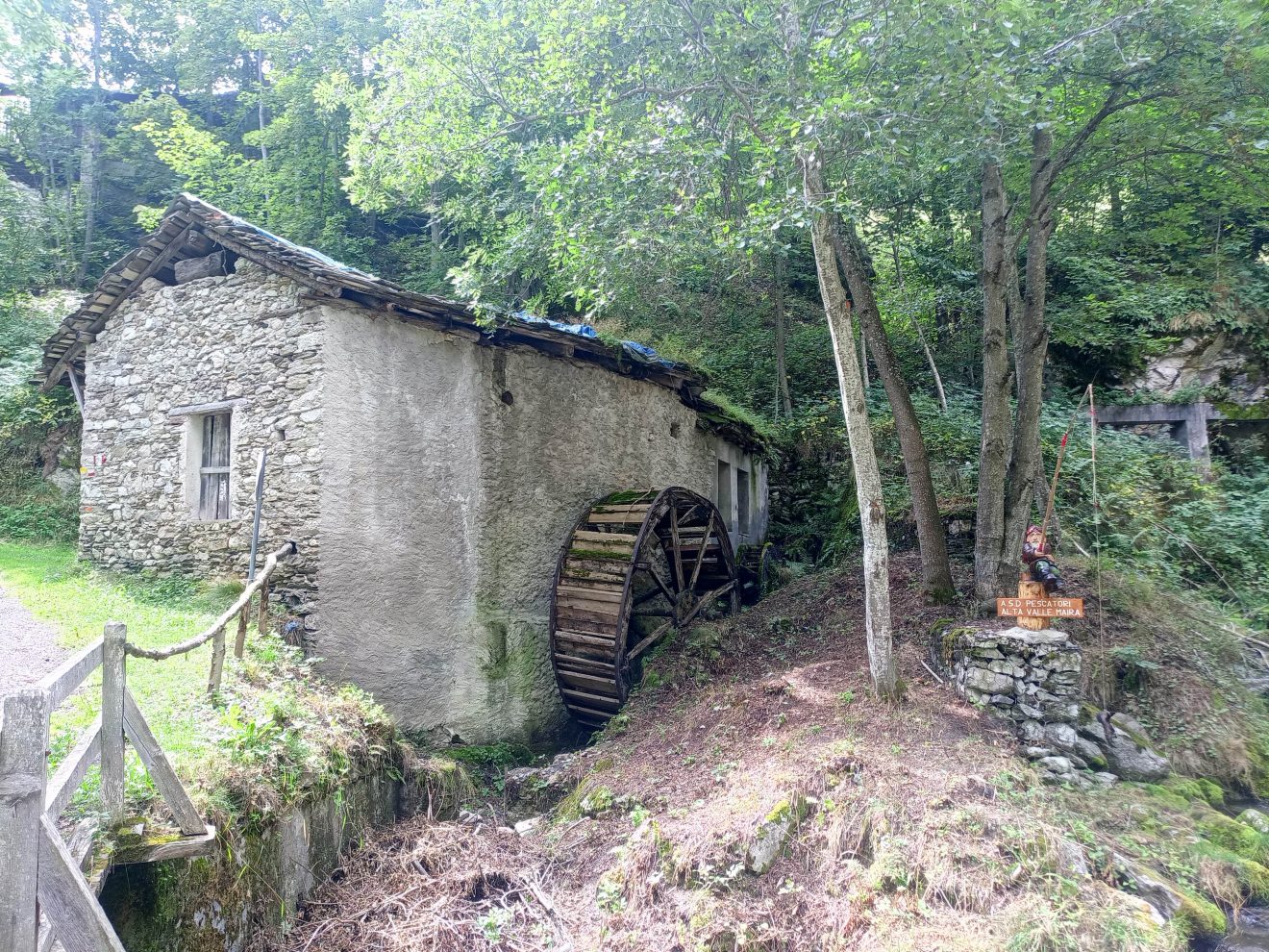 The gnomes path: discovering the Maira Valley - More detailed photo of the stream next to the mill and the fishing gnome