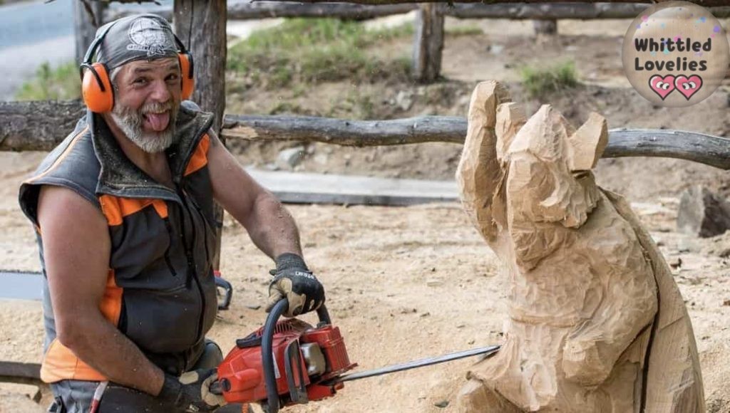 Barba Brisiu is one of the main authors who has lent his works to the Maira Valley in the Gnome Trail. In the photo, Barba Brisiu during the creation of one of his wooden works. Made with skillful use of a chainsaw.