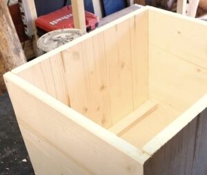DIY Camping Box tutorial: how to make it, we insert a wooden lath to ensure stability and strength