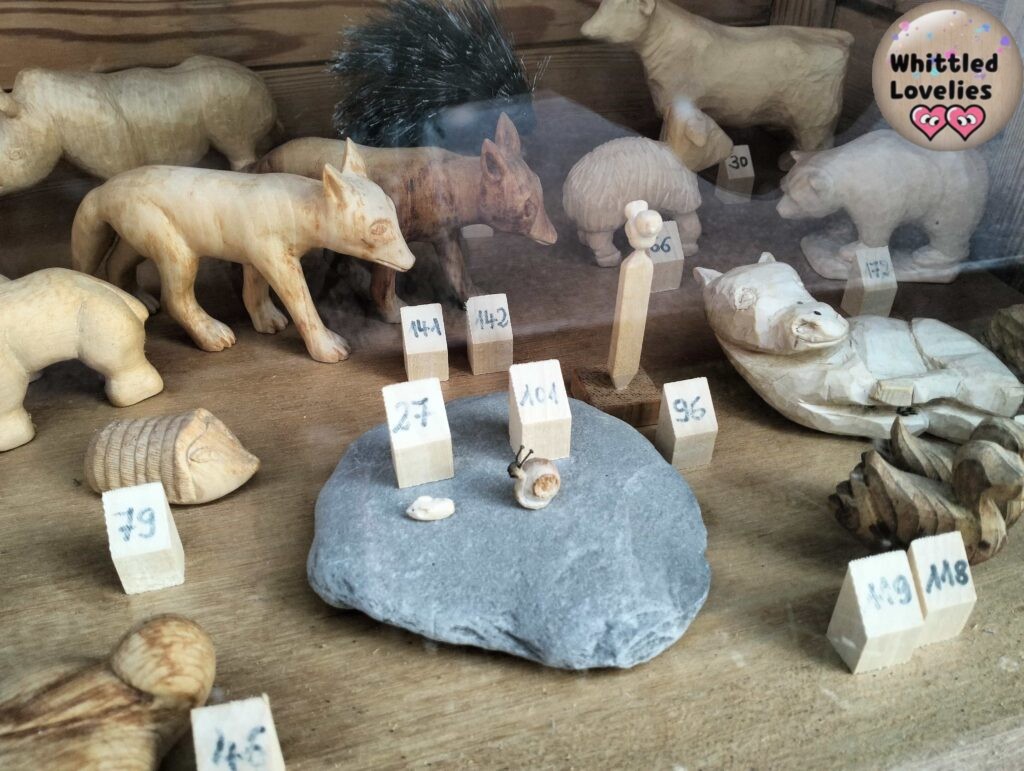 Dettaglio interno sulle miniature di legno contenute nell'arca