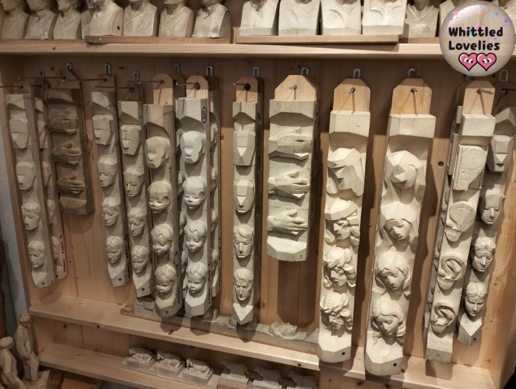 La scuola d’intaglio Geisler-Moroder - dettaglio delle matrici per imparare a scolpire volti, mani e piedi