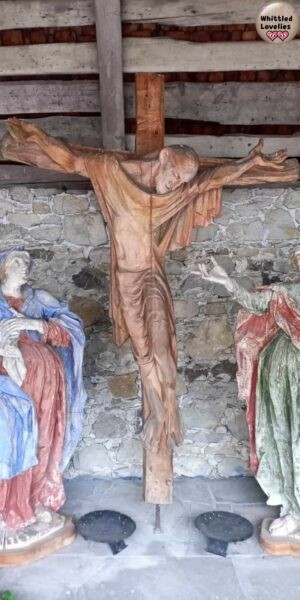 La bellissima statua a misura reale del Cristo in croce fatta da Rudolph Geisler-Moroder si trova ancora oggi nel cimitero della chiesa di Elbigenalp