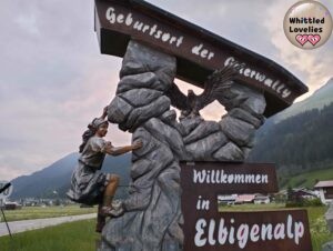 Woodcarving School Geisler-Moroder - gigantic sculpture made entirely of wood that welcomes the village of Elbigenalp