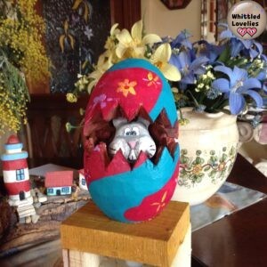 Decorazioni in legno: un uovo di Pasqua meccanizzato