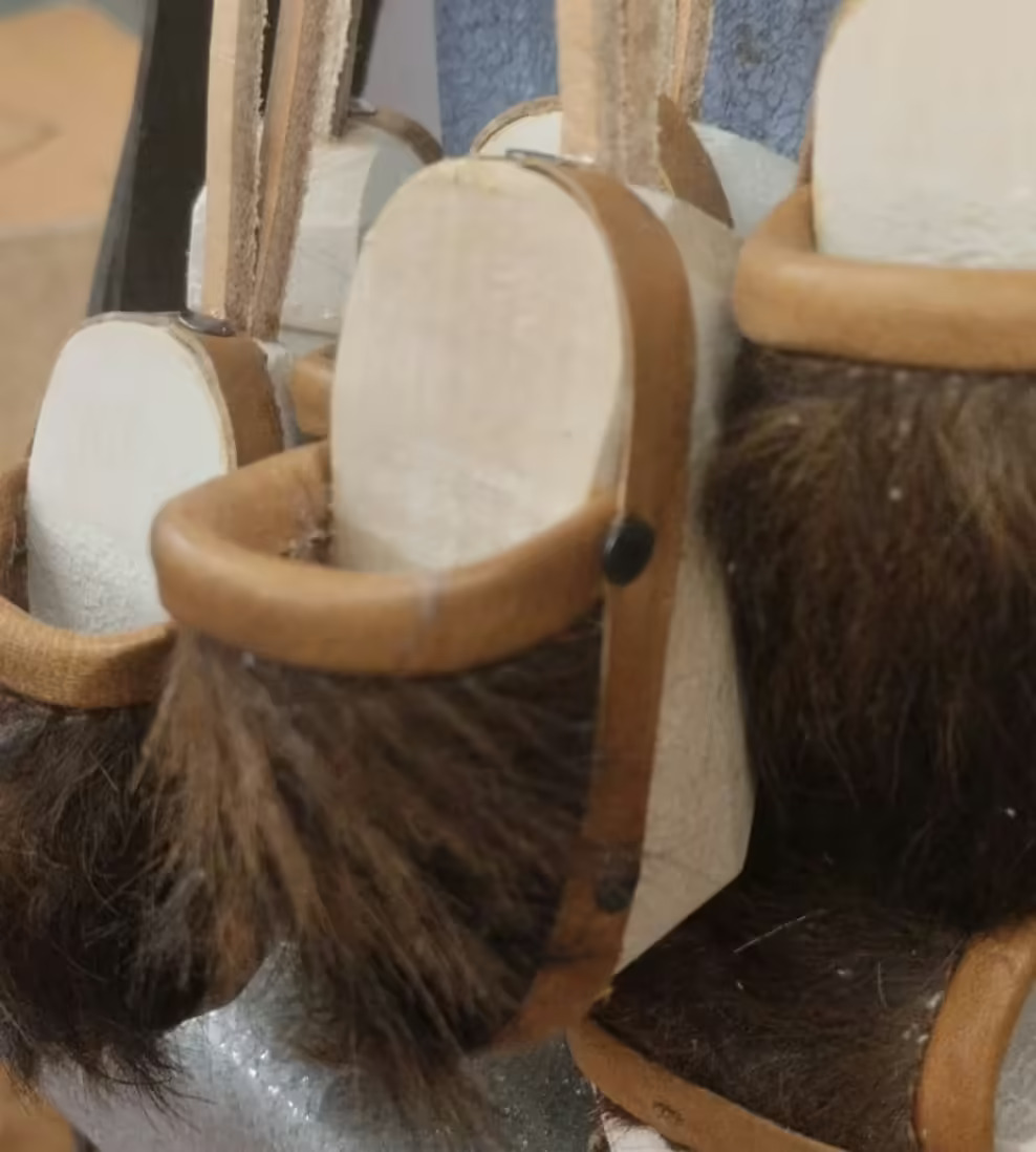 Ciondolo della Fiera di Sant’Orso 2025 in legno intagliato a mano, raffigurante il tradizionale sapei valdostano.