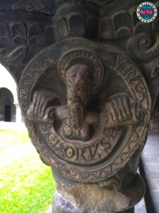 Capitello scolpito con raffigurazioni di Sant’Orso nella Collegiata di Aosta, esempio di scultura medievale.