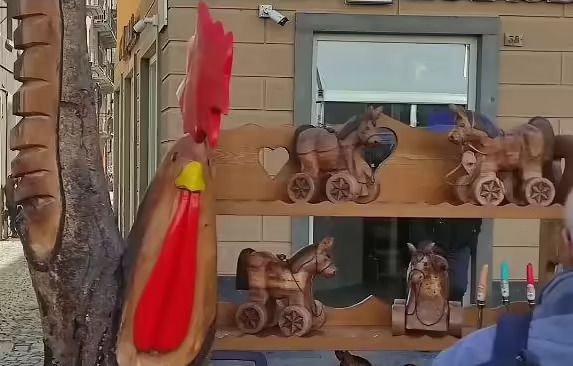 Tatà in legno intagliato a mano, il classico giocattolo su ruote della tradizione valdostana.