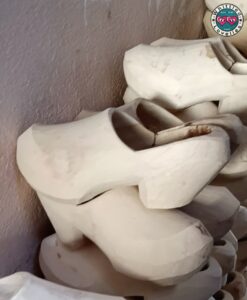Zoccoli in legno intagliati a mano, tradizionali della Valle d’Ayas e simbolo della Fiera di Sant’Orso.