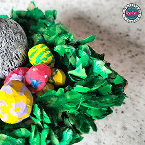 Intaglio legno: il coniglietto di Pasqua… visto da dietro! - dettaglio trucioli usati come erba