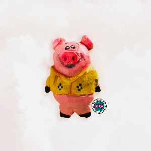 Maialino stiloso con camicia a fiori intagliato in legno, creato seguendo le istruzioni del libro Quick Whittles di Sara Barraclough.