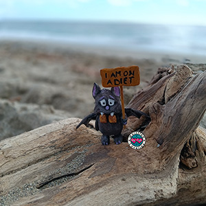 Modelli da stampare per l’intaglio del legno! | Whittled Lovelies Pipistrello di Halloween intagliato con il cartello “I am on a diet”.