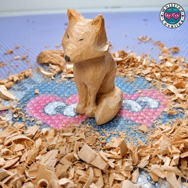 Modelli da stampare per l’intaglio del legno! | Whittled Lovelies Volpe seduta intagliata a mano nel legno, circondata da trucioli sul banco da lavoro