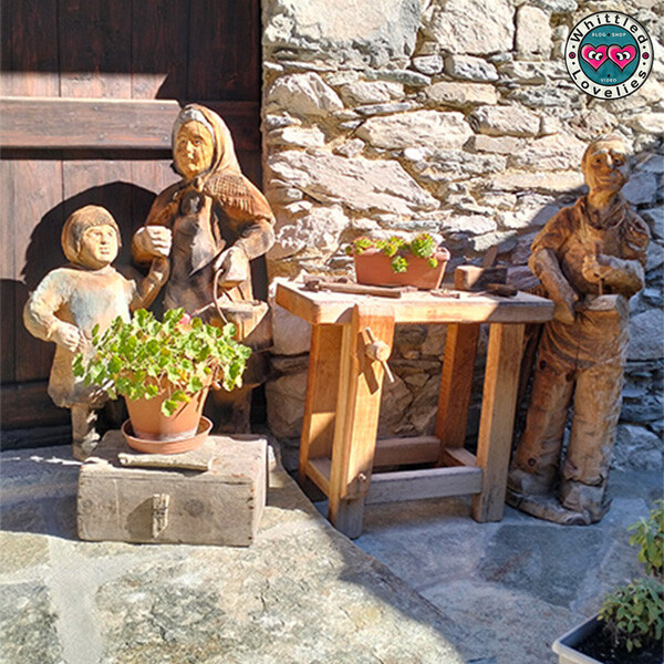 Wood turismo nelle valli cuneesi: legno, borghi e sentieri | Whittled Lovelies Gruppo di statue in legno raffiguranti un falegname e altre figure nel borgo di Torrette, in Valle Varaita.